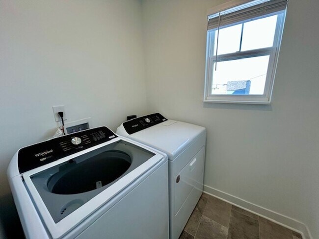 Building Photo - Beautiful Newly Built 4 Bed, 2.5 Bath Home - Loudoun Place Neighborhood