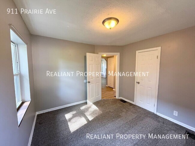 Building Photo - 911 Prairie Ave