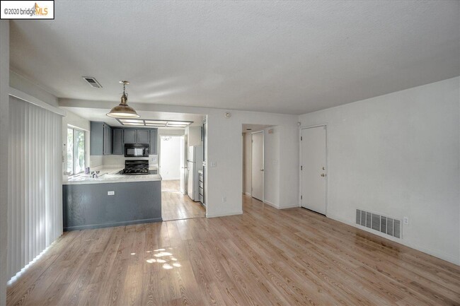Building Photo - 4973 Ridgeview Dr