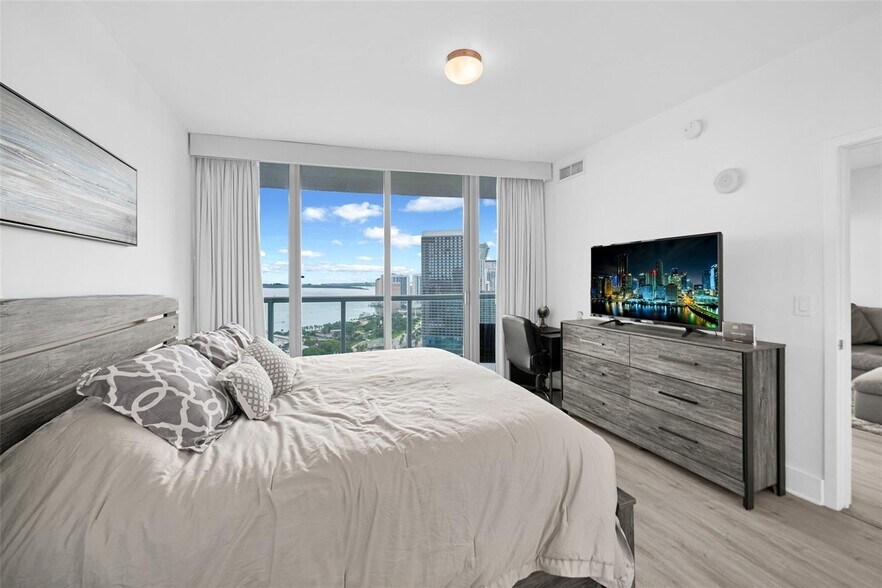 Building Photo - 888 Biscayne Blvd