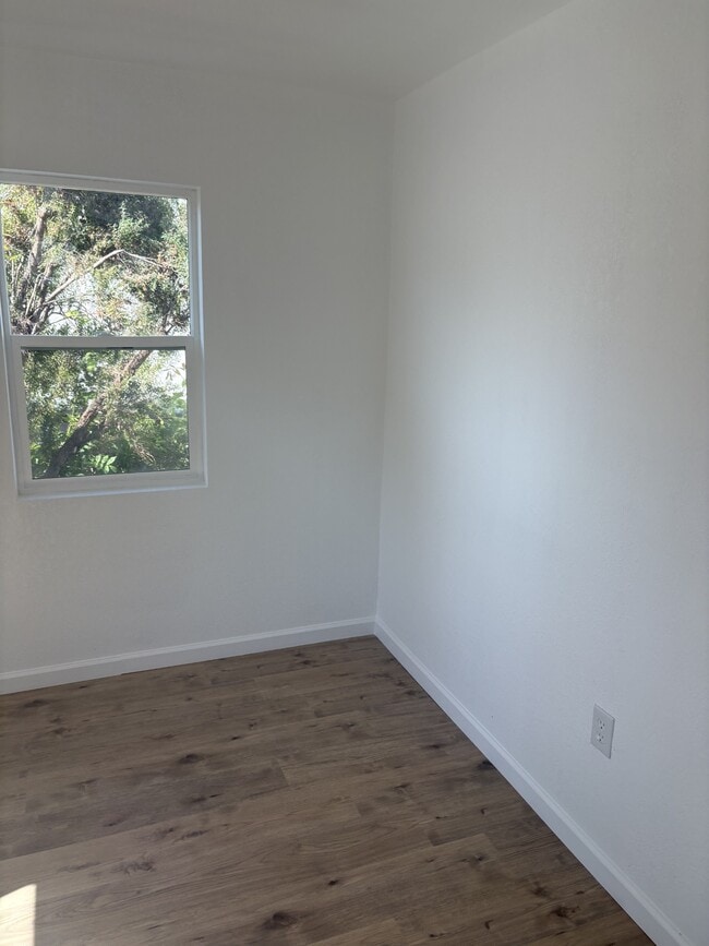 Building Photo - 1515 Bristol Ave