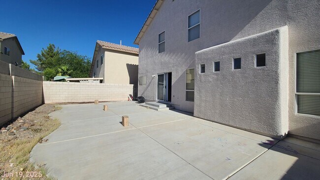 Building Photo - Beautiful 2 Story 4 Bedroom home