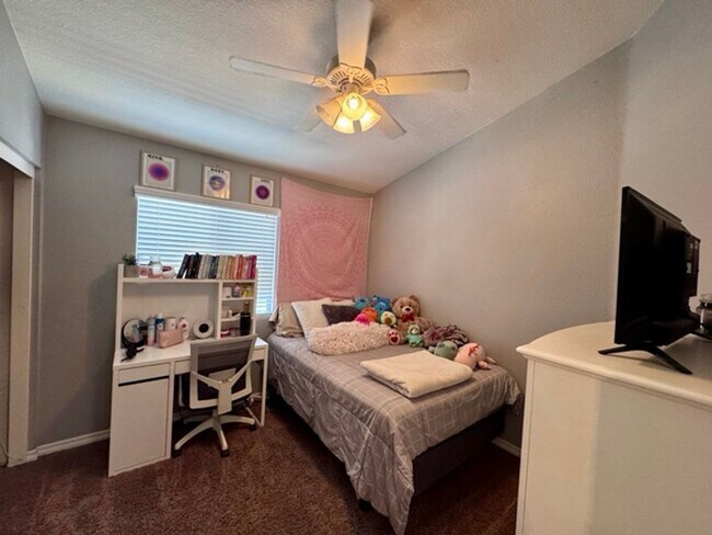 Building Photo - Beautiful 4 Bedroom Pool Home with Solar i...