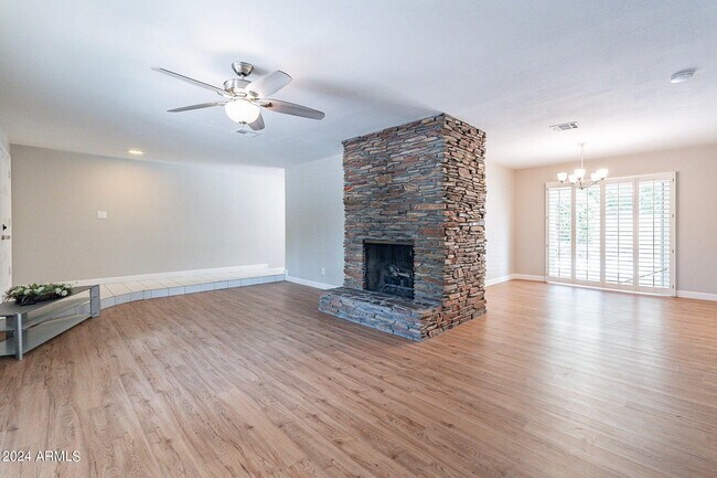 Building Photo - 110 W Seldon Ln