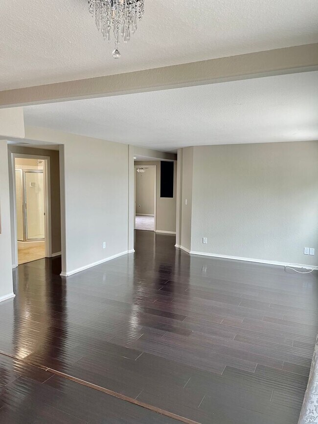 Building Photo - Large Fletcher Hills Home With 3 car Garag...
