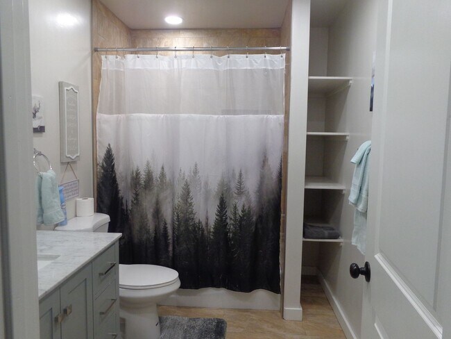 Building Photo - 4 BEDROOM ON KNOLL CIRCLE