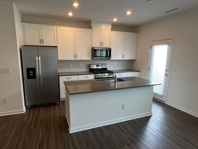 Building Photo - **OFFERING RENT PROMOTION FOR FIRST 6 MONTHS & REFUNDABLE APPLICATION FEES** Stunning 3BD, 2.5BA ...