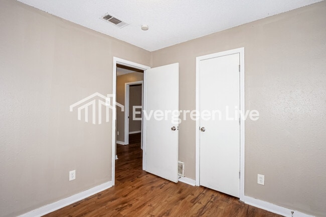 Building Photo - 837 Pitney Ln