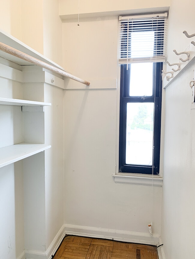 Building Photo - 8925 E Jefferson Ave