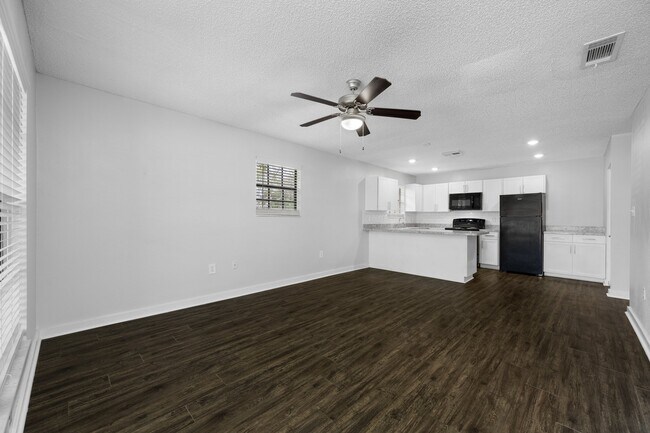 Building Photo - 7110 Tudor Ln
