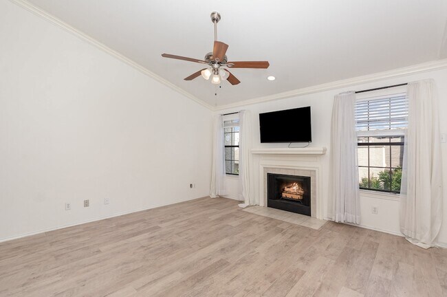 Building Photo - 8750 Park Ln