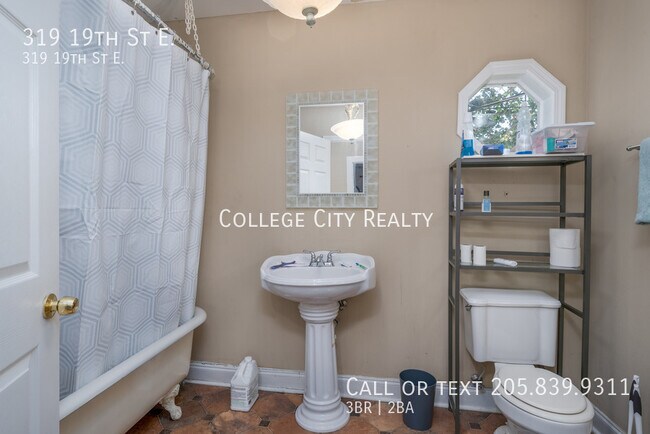 Building Photo - 319 19th St E