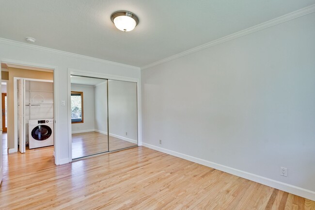 Building Photo - Excellent 3 Bedroom 2 Bath In A Great Neig...