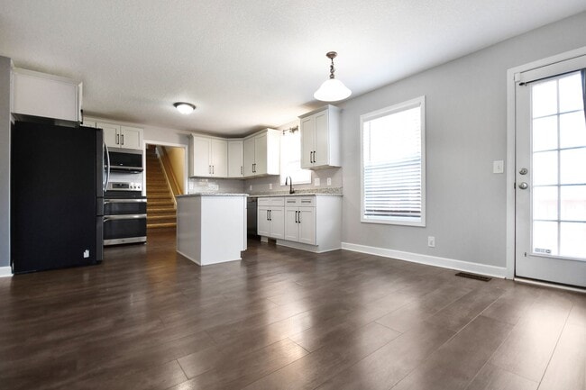 Building Photo - Pet Friendly Three Bedroom with Bonus!