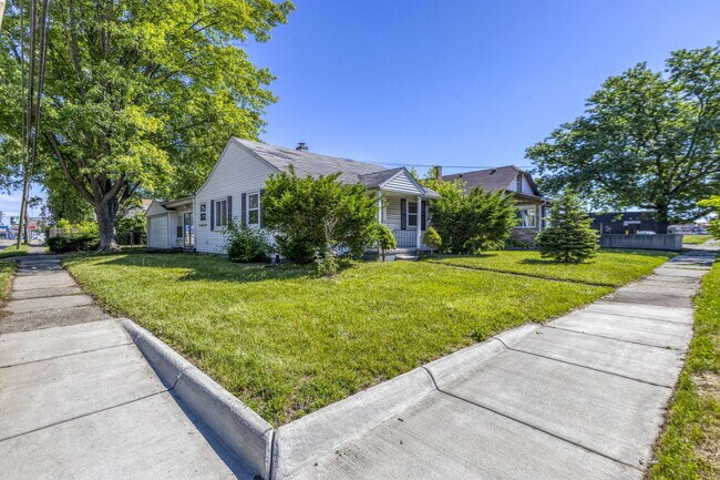 Building Photo - 266 W Goulson Ave