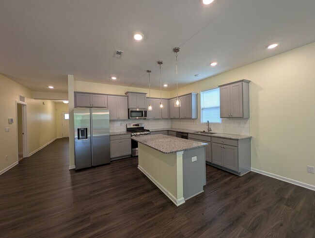Building Photo - Spacious 4 bedroom, 2 bath Ranch Style Home located in Selwyn Landing !