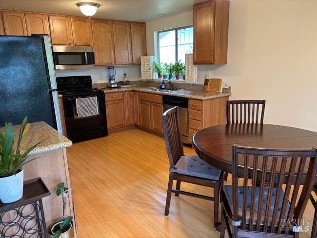 Building Photo - 404 Meadowgreen Dr