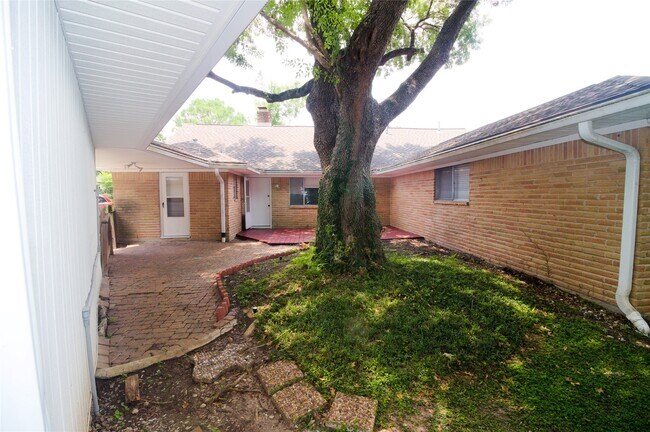 Building Photo - 1030 Montour Dr