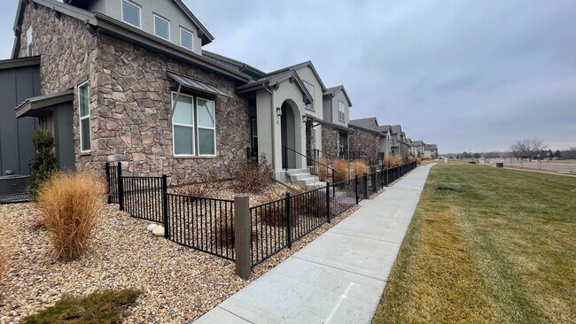 Building Photo - Great Townhouse in Windsor - Highland Meadows