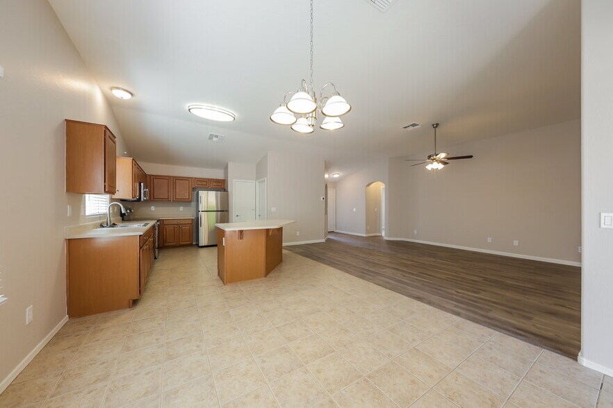 Building Photo - 2128 E Danbury Rd