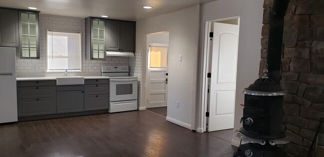 Building Photo - Cute home in Paragonah