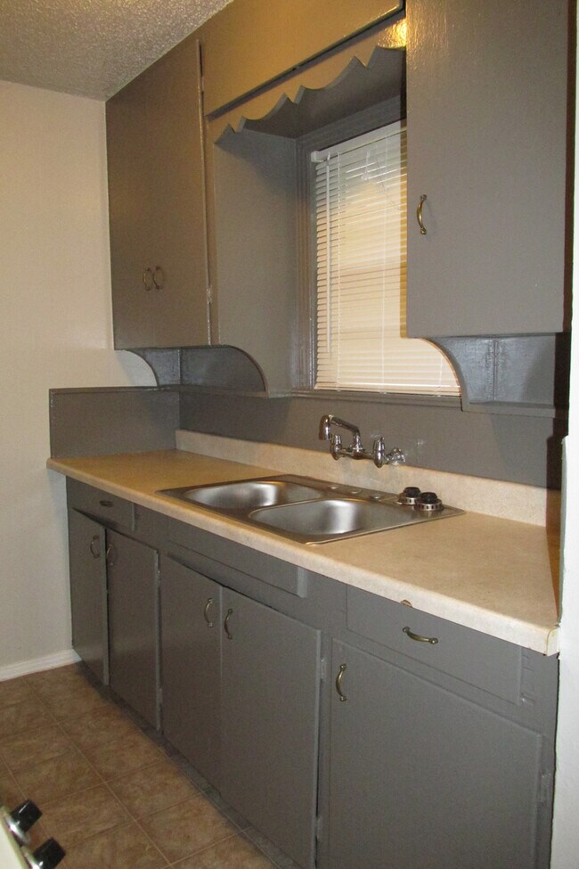 Building Photo - 2/1 with bonus room in Cherrywood Available August!