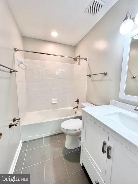 Building Photo - 6400 Warren Point Ct