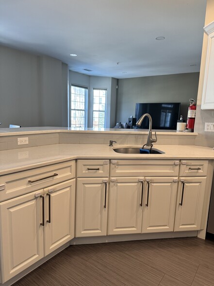 Kitchen - 813 Deluca Rd