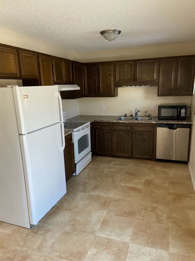 Building Photo - 4 Bedroom Home