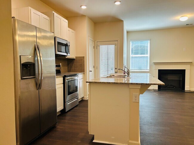 Building Photo - Wow 3 bedroom 2.5 bathroom townhome minute...
