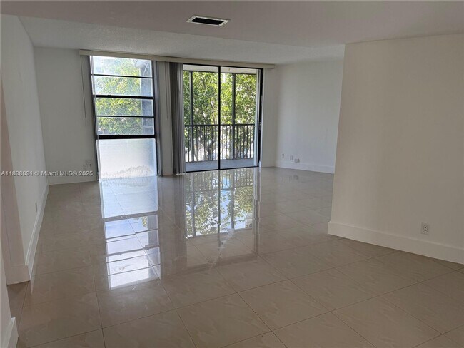 Building Photo - 3475 N Country Club Dr