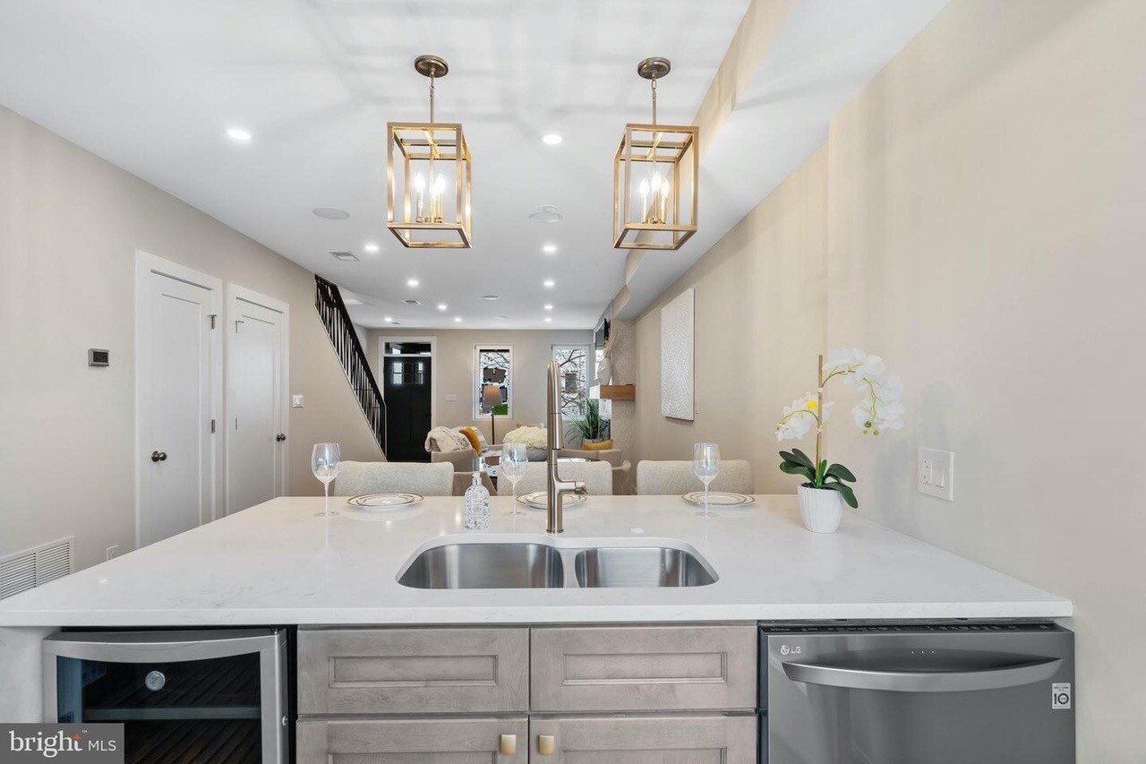 Building Photo - 331 W St NE