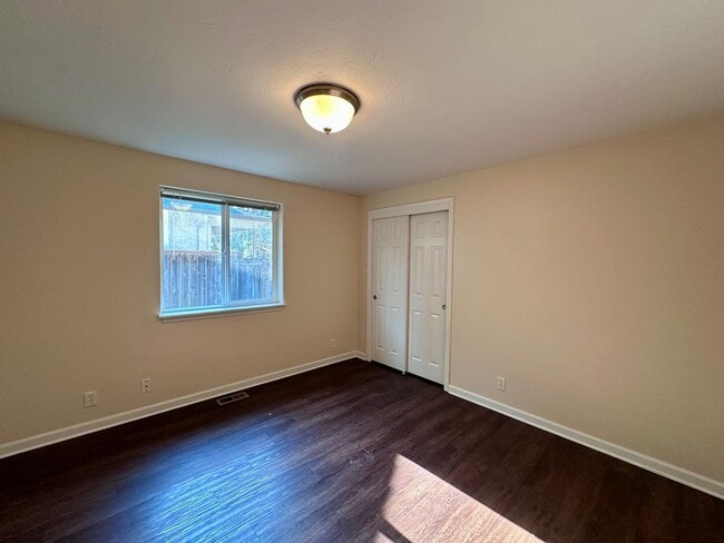 Building Photo - 6204e