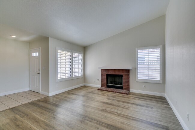 Building Photo - AVAILABLE 1/1/26- Beautiful 3-Bedroom, 2-Bathroom Home in Green Valley