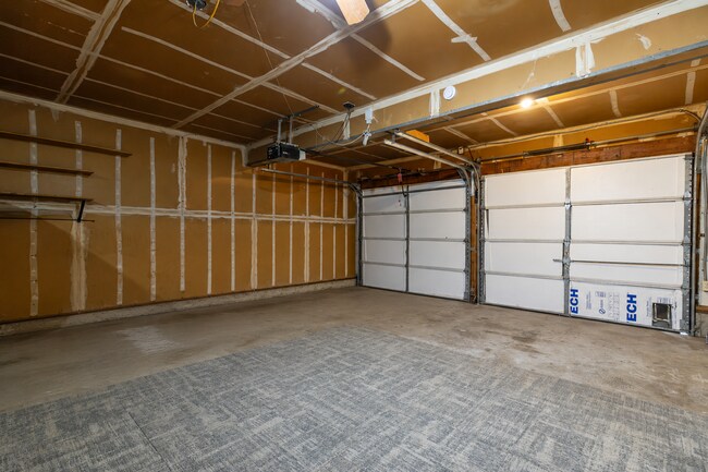 Building Photo - Must See! 3 bed/2 bath home with amazing private backyard - Double Garage/Community Pool