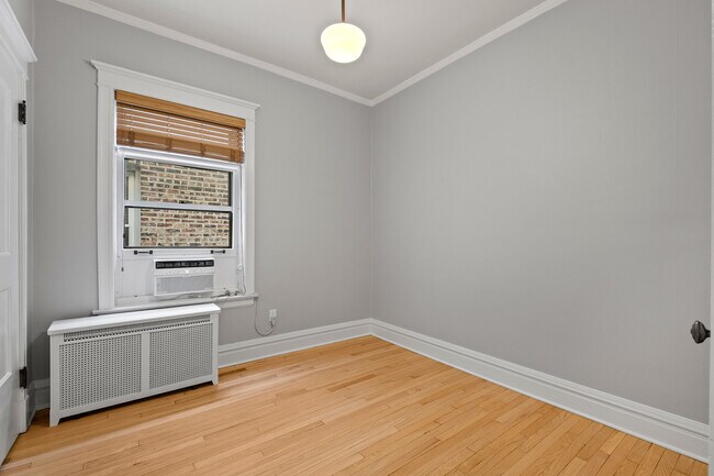 Building Photo - 1335 W Thorndale Ave