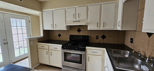 Building Photo - 4229 Siesta Ln