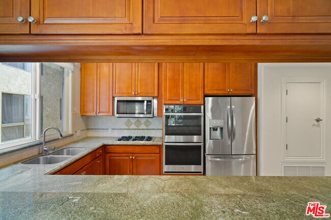 Building Photo - 2306 Fox Hills Dr