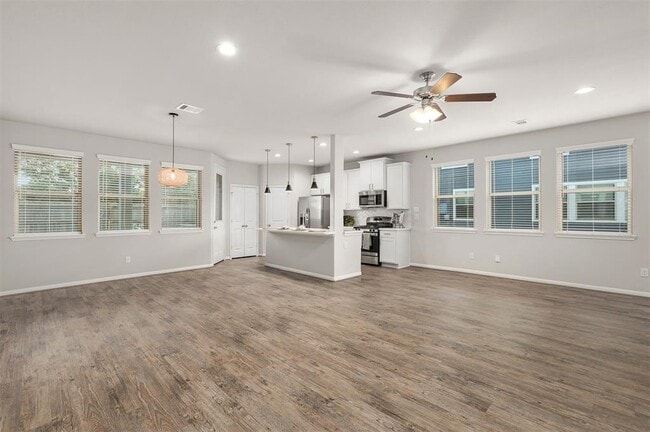 Building Photo - 7325 Hinsdale Dr