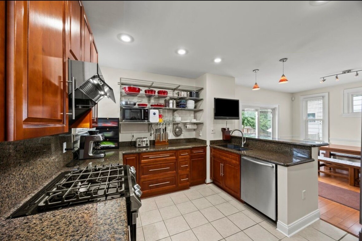 Kitchen 3 - 402 Southwood Ave