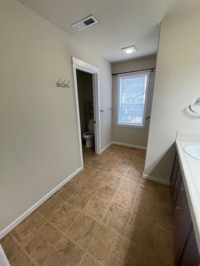 Building Photo - **MOVE IN SPECIAL?** Gorgeous Pet Friendly...