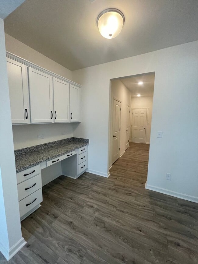Building Photo - BEAUTIFUL Paired Home 3 br 2.5 ba with 2 car garage minutes from I-77 and I-40 - AUGUST MOVE IN
