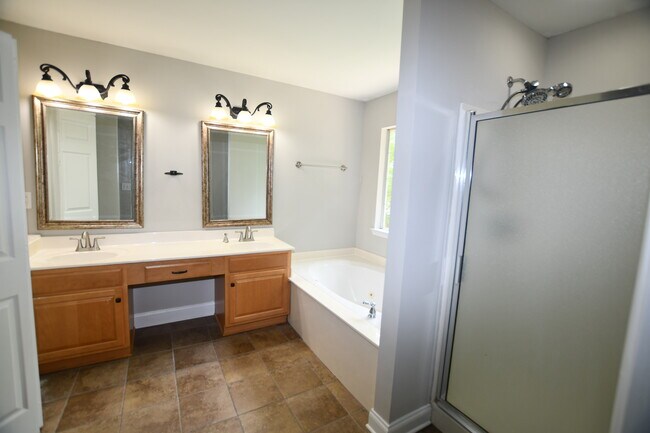 Building Photo - 486 Sussex Dr SW