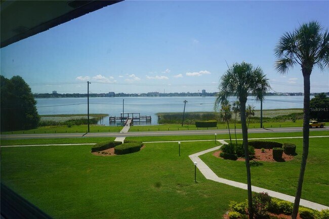 Building Photo - 333 N Lake Howard Dr