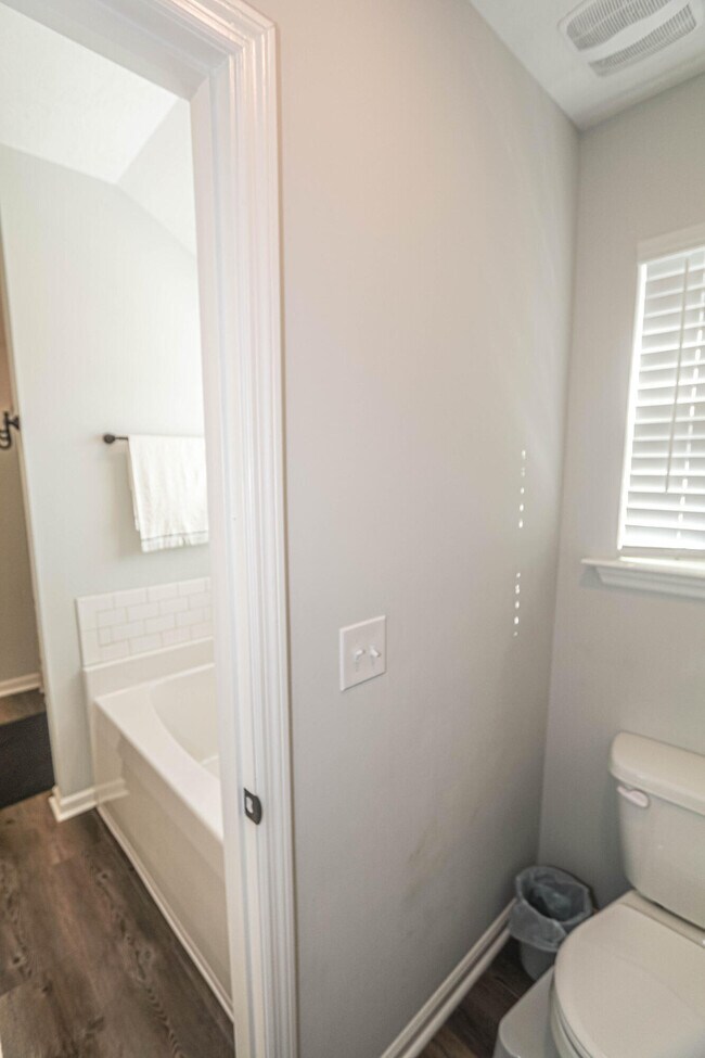 Building Photo - 550 Jensen Ln