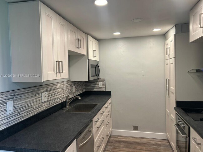 Building Photo - 9320 Fontainebleau Blvd