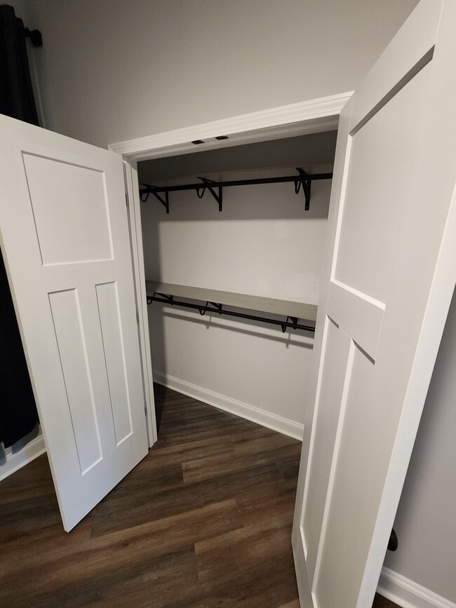 Building Photo - 405 W 7th St