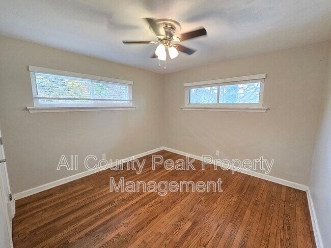 Building Photo - 3934 Kensington Dr