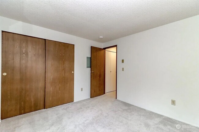 Building Photo - Lovely 2-Bedroom End Unit Condo in Cedarwo...
