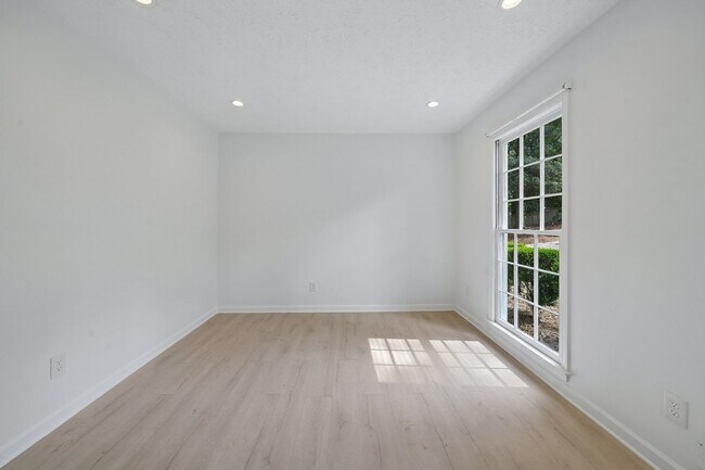 Building Photo - 5 Bedroom Two Story Colonial Home in Walton HS District